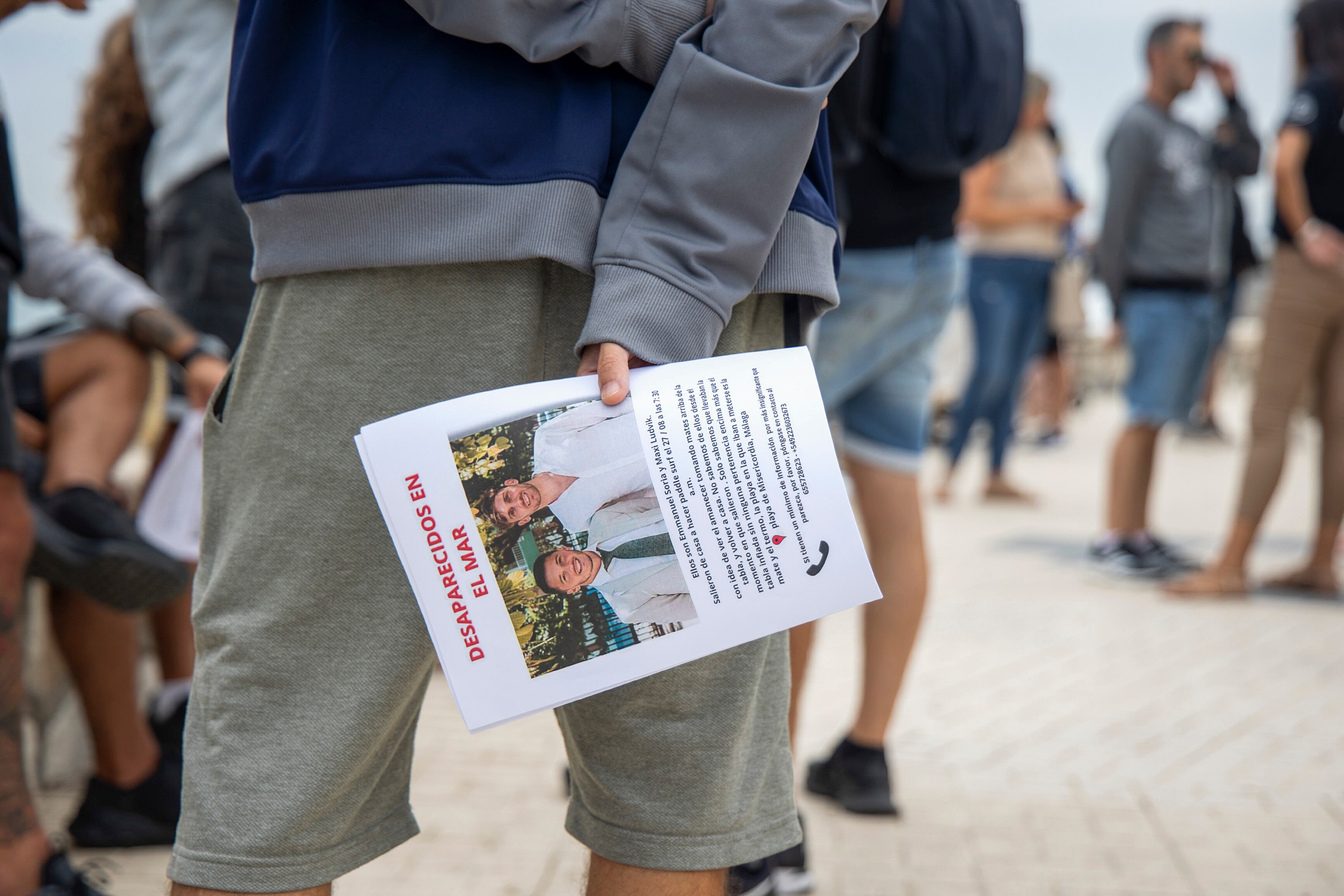 Málaga (España) 03/09/2023.- Familiares y amigos de Emmanuel Soria, que junto a Maximiliano Ludvickm, son los dos desaparecidos en la playa de Huelín cuando se encontraban practicando paddle surf el pasado día 27 de septiembre, durante la concentración convocada esta tarde. EFE/Daniel Pérez