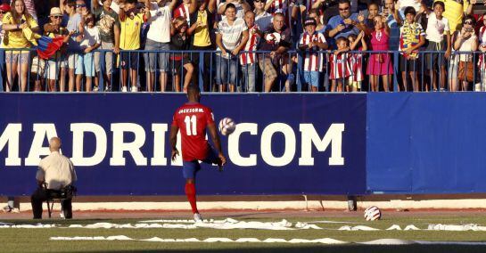 Unos 8.000 aficionados, entre seguidores del Atlético de Madrid y compatriotas colombianos, recibieron este domingo al delantero colombiano Jackson Martínez en su presentación