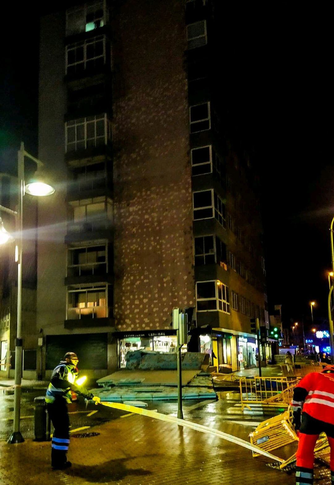 Así ha quedado la fachada de un edificio en Cangas.