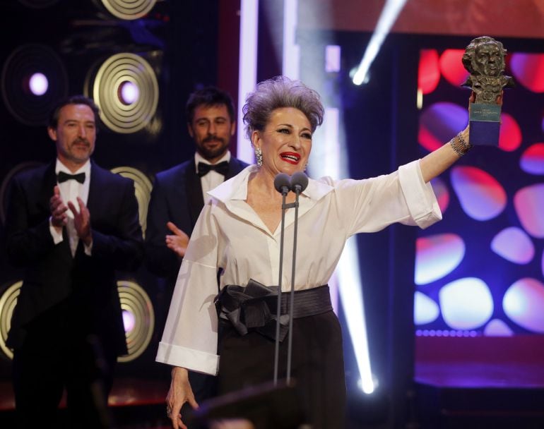 La actriz Luisa Gavasa recibe el Goya a la mejor actriz de reparto por su papel en "La Novia"