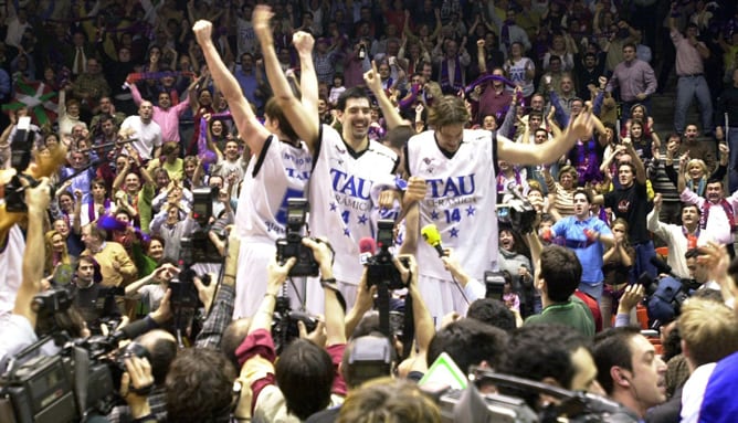 Los jugadores del Tau de Vitoria celebran su victoria frente al F.C. Barcelona en la final de la Copa del Rey de baloncesto que se disputé el 17 de marzo de 2002 en Vitoria.