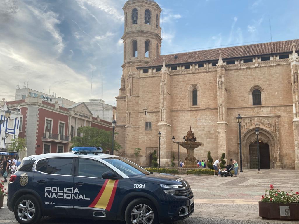 Imagen de archivo de un coche de la Policía Nacional, estacionado en la Plaza de España de Valdepeñas (Ciudad Real)