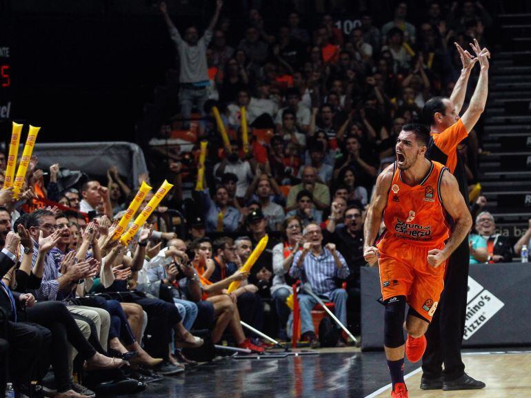 Alberto Abalde celebrando un triple con Valencia 