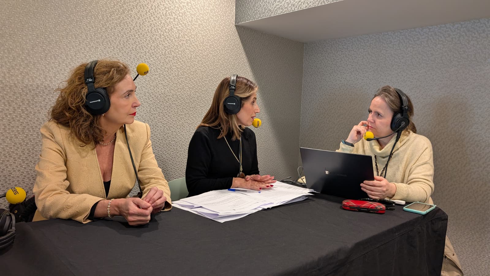 De izquierda a derecha: Ana Cobos, orientadora laboral y presidenta de COPOE; María Paz Flores, concejala de Educación y Empleo del Ayuntamiento de Málaga; y Esther Luque, periodista de SER Málaga.