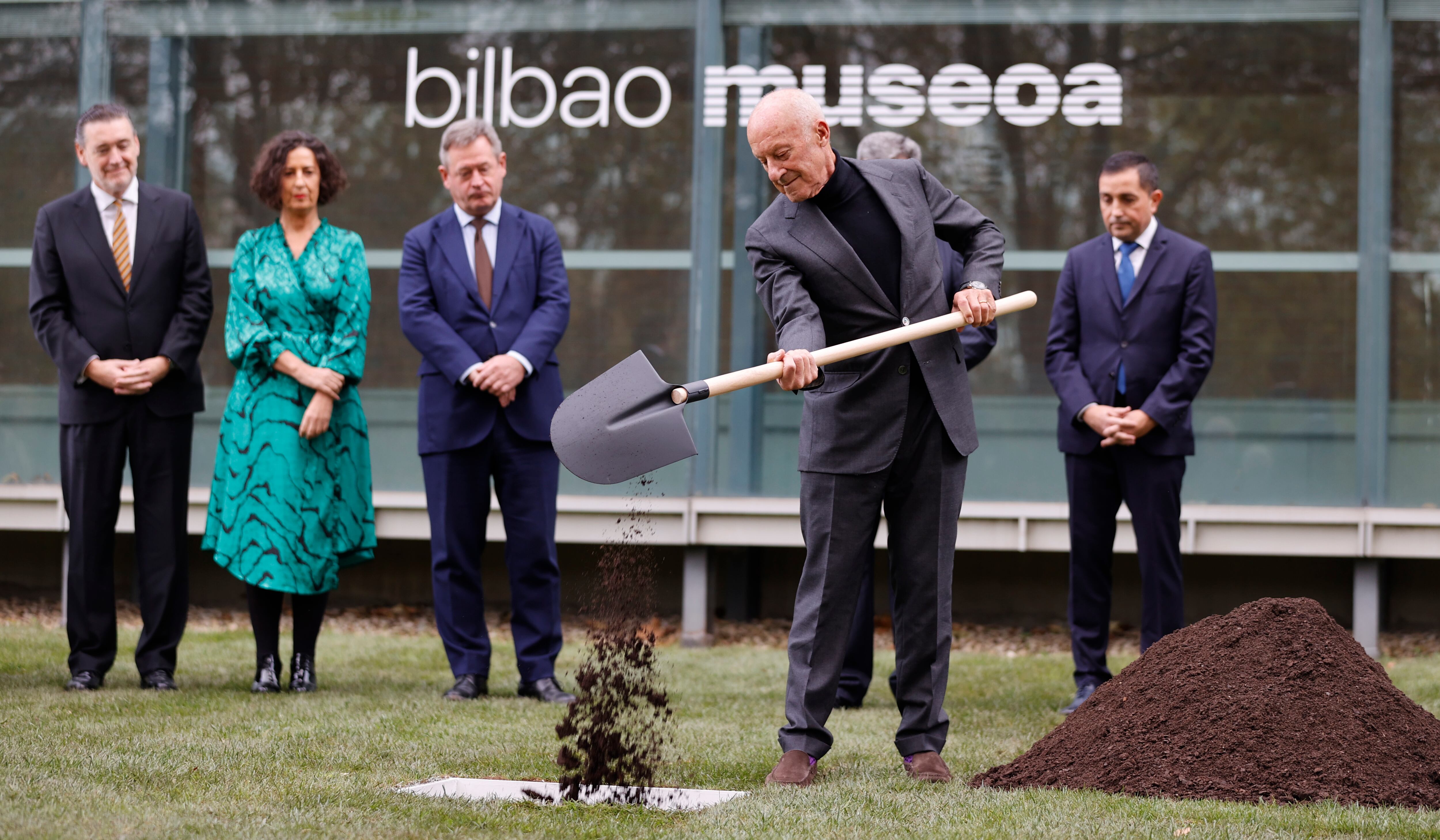 El arquitecto británico Norman Foster, echa tierra tras poner la primera piedra, ante el director del museo Miguel Zugaza, la diputada de cultura Lorea Bilbao, y el presidente de la BBK Xabier Sagradeo, en el Museo de Bellas Artes de Bilbao con motivo del inicio de las obras de ampliación.