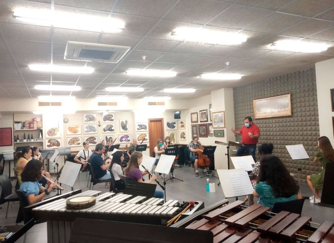 Un assaig del grup de vent-percussió, dirigit per José Antonio Llinares, per al concert d'aquest dissabte.