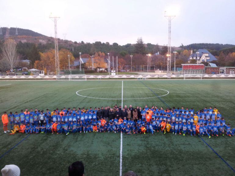 &#039;Foto de familia&#039; de los equipos de fútbol base de la Ponferradina junto a los representantes de las empresas patrocinadoras.