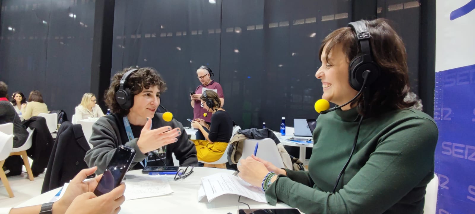 A la izquierda, Inés Cáceres conversando con Eva Monente