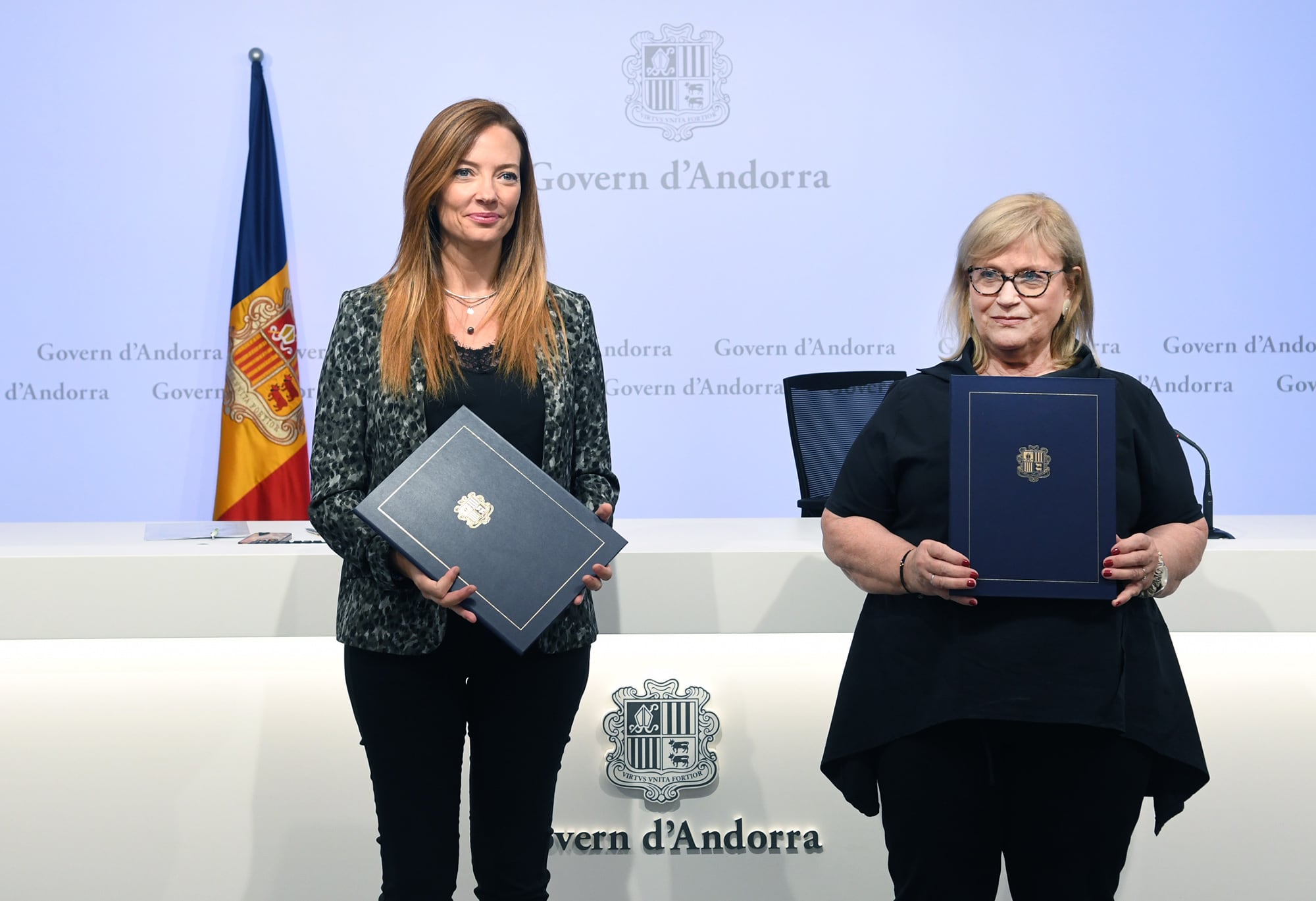 La ministra de Salut, Helena Mas, i la presidenta de la Fundació Ajuda i Esperança, Esperança Esteve