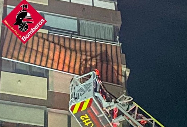 Retirada de un toldo en Benidorm / CPBA