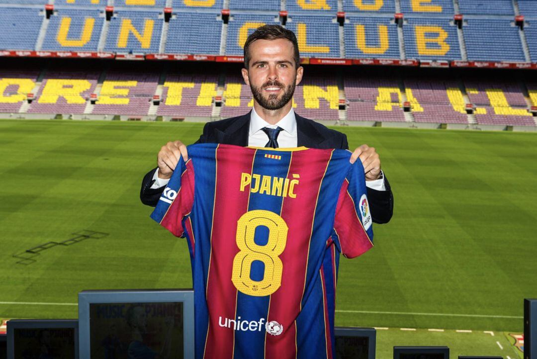 Miralem Pjanic llueix el dorsal 8.