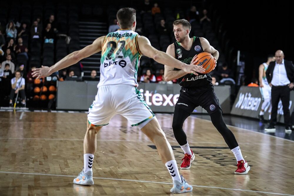 Xavi Rabaseda defiende una acción durante el encuentro ante Darüssafaka