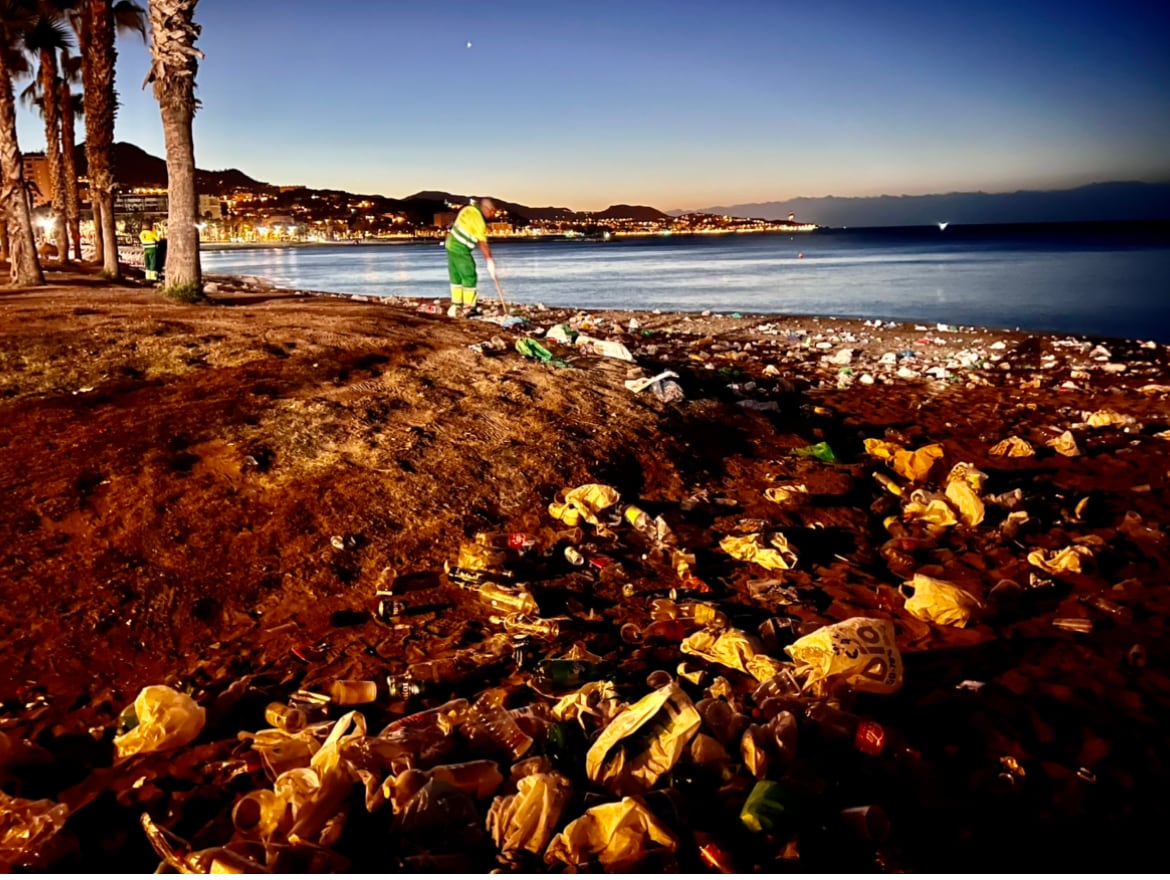 Efectivso de limasam limpiando la playa de Málaga