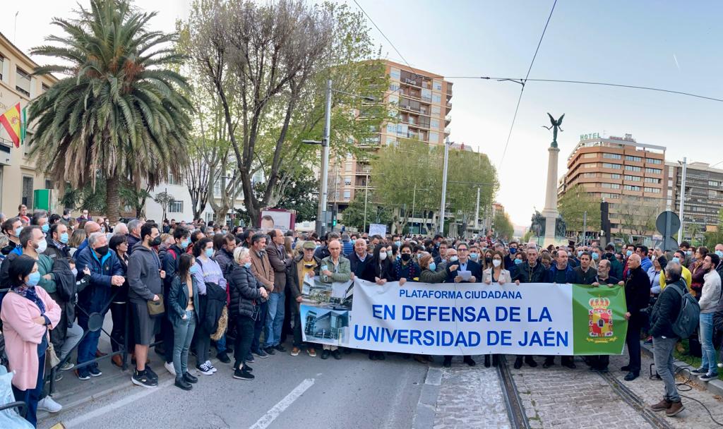 Concentración reciente, de unas 500 personas, en la plaza de las Batallas (Jaén) para protestar por el modelo de financiación de la UJA.