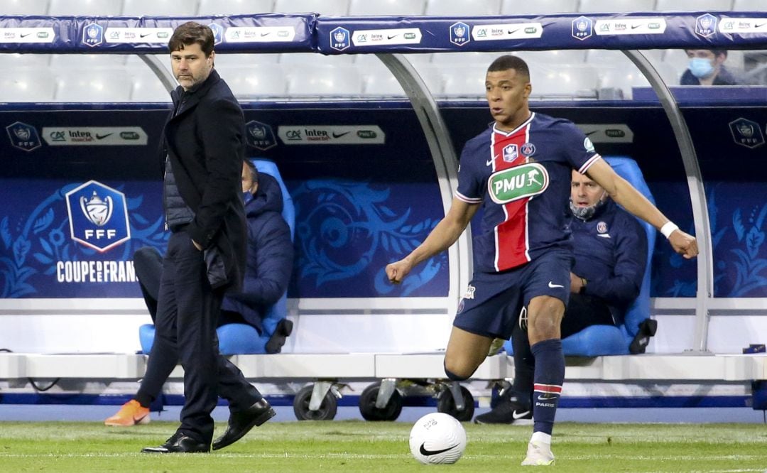 Pochettino mira atentamente a Mbappé, durante un partido de la pasada temporada