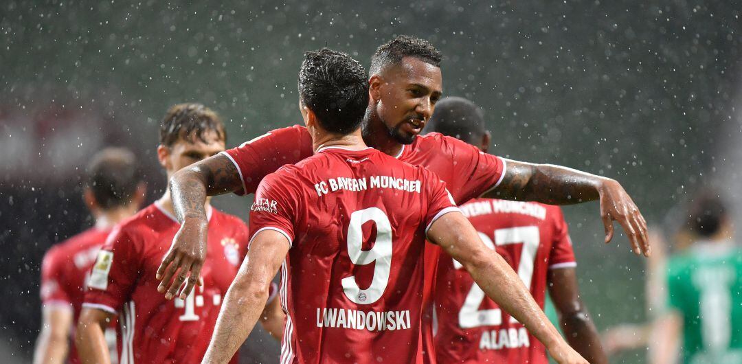 Los jugadores del Bayern celebran el gol de Lewandowski que le dio el título al Bayern