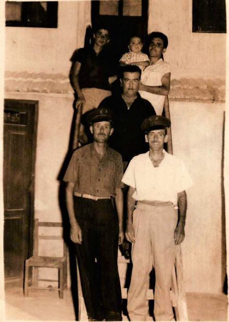 Escalera de subida a la cabina de proyección del cine Actualidades de Molinos Marfagones 1962. Izq arriba: Cristóbal Lorente Ruiz. Dch: Juan Guzmán," Juanín", operador de cámara con su hijo "Paquico". En medio el empresario Andrés Bernal. Abajo izquierda: