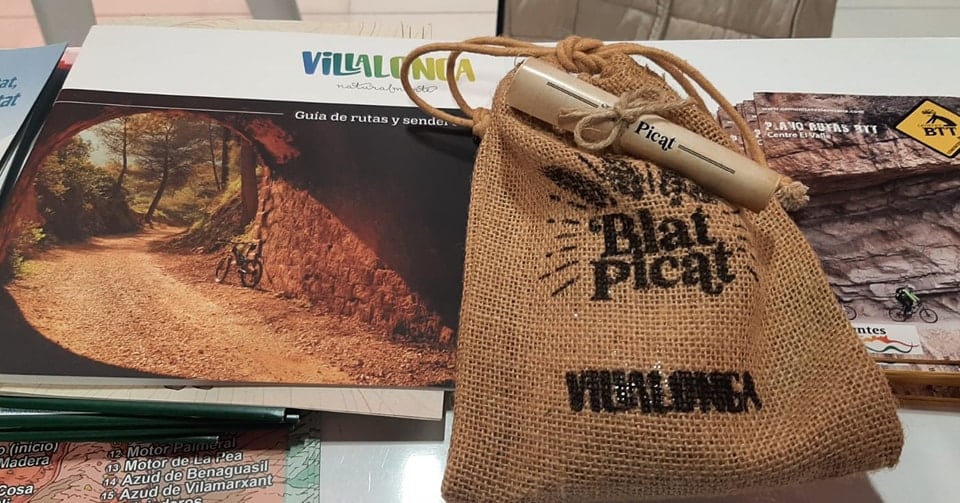 Guías turísticas y muestra de blat picat, con la que se ha promocionado Villalonga en Fitur.