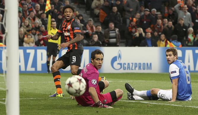 Luiz Adriano marca el primer tanto encajado por la Real en la quinta jornada de la fase de grupos.