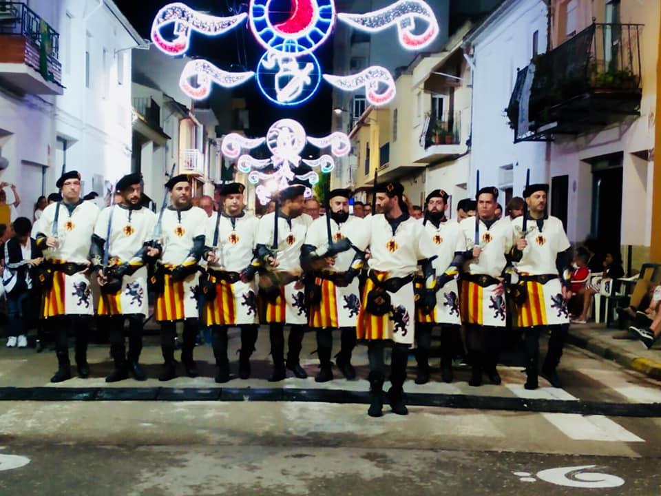 Imatge de l'entrada de Moros i Cristians a Montaverner