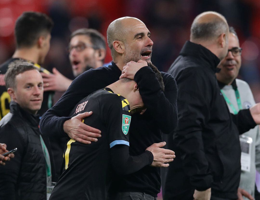 Guardola celebra el título en la Carabao Cup con el Manchester City.