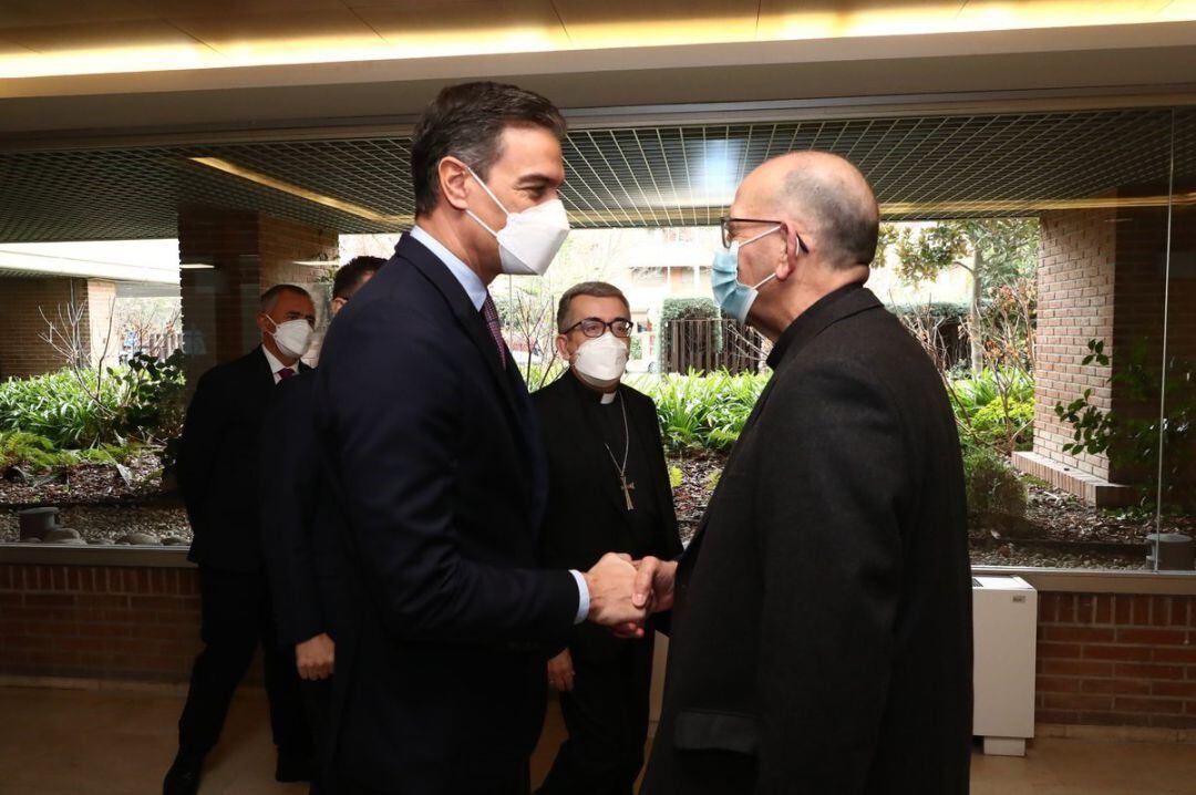 El presidente del Gobierno, Pedro Sánchez, y el presidente de la Conferencia Episcopal Española, Juan José Omella, en la sede de la CEE