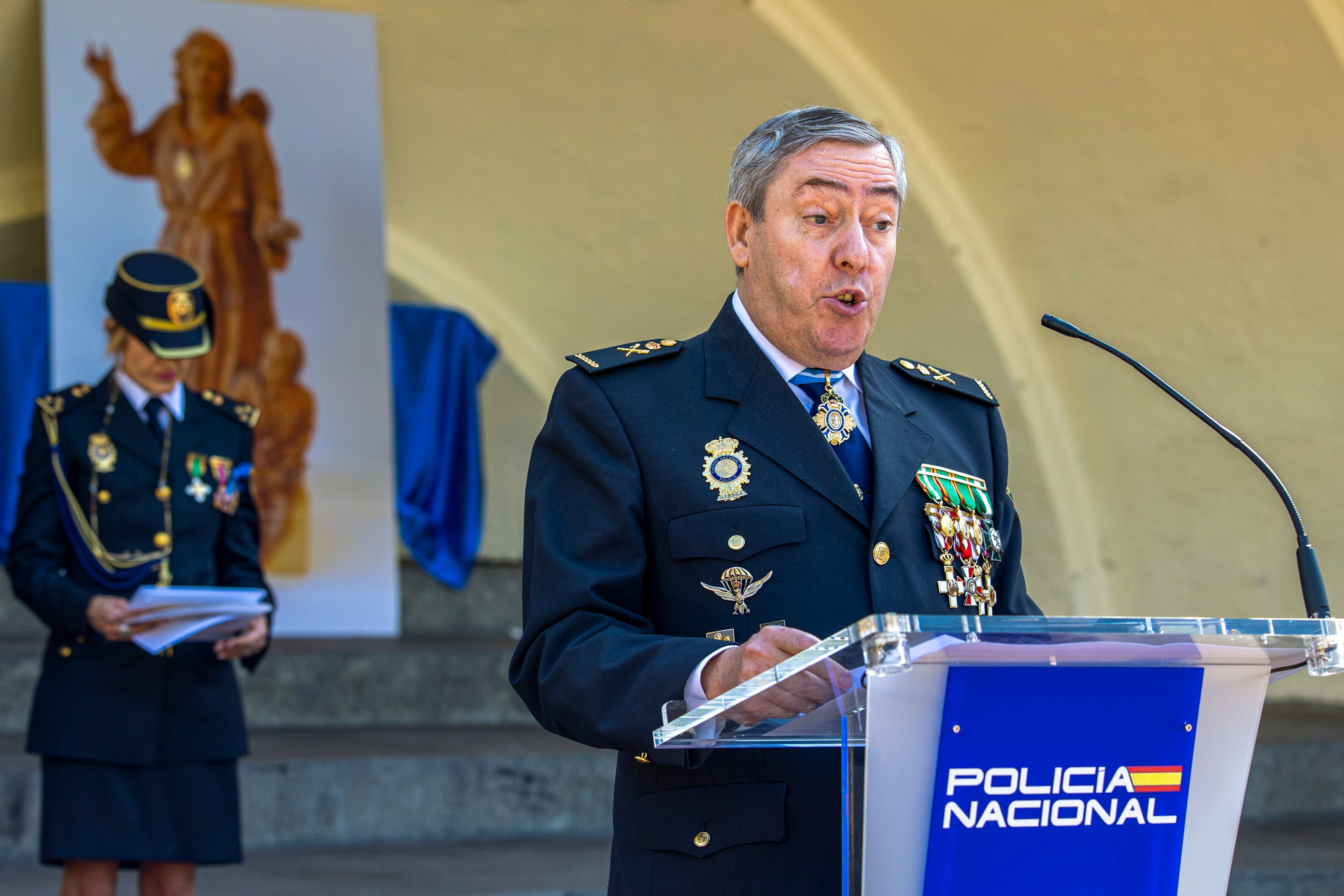 LOGROÑO, 04/10/2023.- El Jefe Superior de Policía de La Rioja, Manuel Laguna, en el acto central de celebración de la festividad de la Policía Nacional con la entrega de medallas, reconocimientos y formación dinámica de diferentes unidades policiales este miercoles en el Paseo Espolón de Logroño. EFE/ Raquel Manzanares