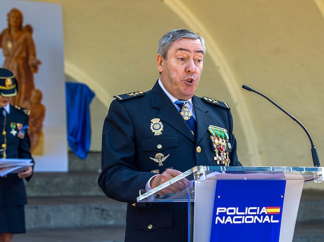 LOGROÑO, 04/10/2023.- El Jefe Superior de Policía de La Rioja, Manuel Laguna, en el acto central de celebración de la festividad de la Policía Nacional con la entrega de medallas, reconocimientos y formación dinámica de diferentes unidades policiales este miercoles en el Paseo Espolón de Logroño. EFE/ Raquel Manzanares