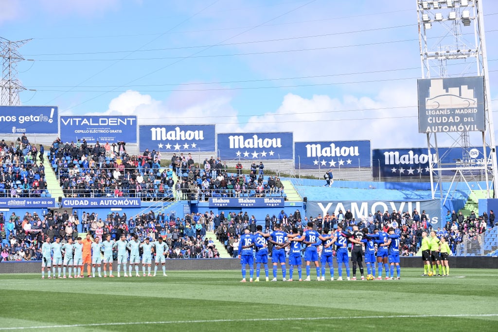 Los jugadores del Getafe y el Atlético de Madrid guardan un minuto de silencio por Carles Miñarro en el Coliseum