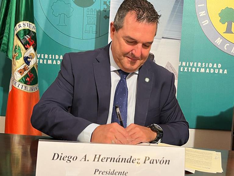 Diego Hernández, presidente del Círculo Empresarial Cácereño durante la firma de un convenio con la Universidad de Extremadura