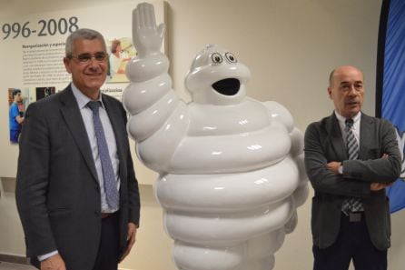 Jaime de la Cal, relaciones externas de Michelín-Lasarte y Felipe García, director de la factoría, junto a Bibendum, la mascota de Michelín