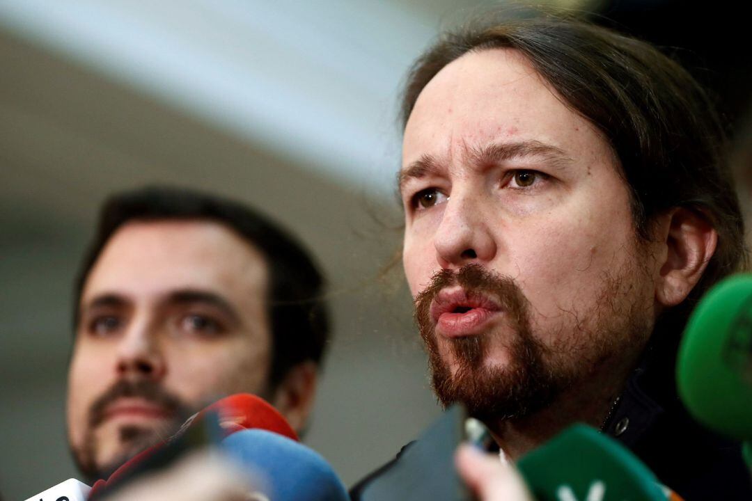 El líder de Unidos Podemos, Pablo Iglesias (d); y el líder de Izquierda Unida, Alberto Garzón (i), atiende a los medios tras analizar la campaña electoral de la formación en Andalucía en una reunión del espacio Rumbo 2020