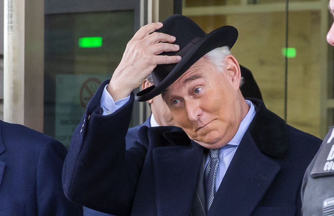 El veterano asesor político republicano, Roger Stone, en su salida de la Corte Federal de Washington DC tras ser conmutado por Donald Trump. 