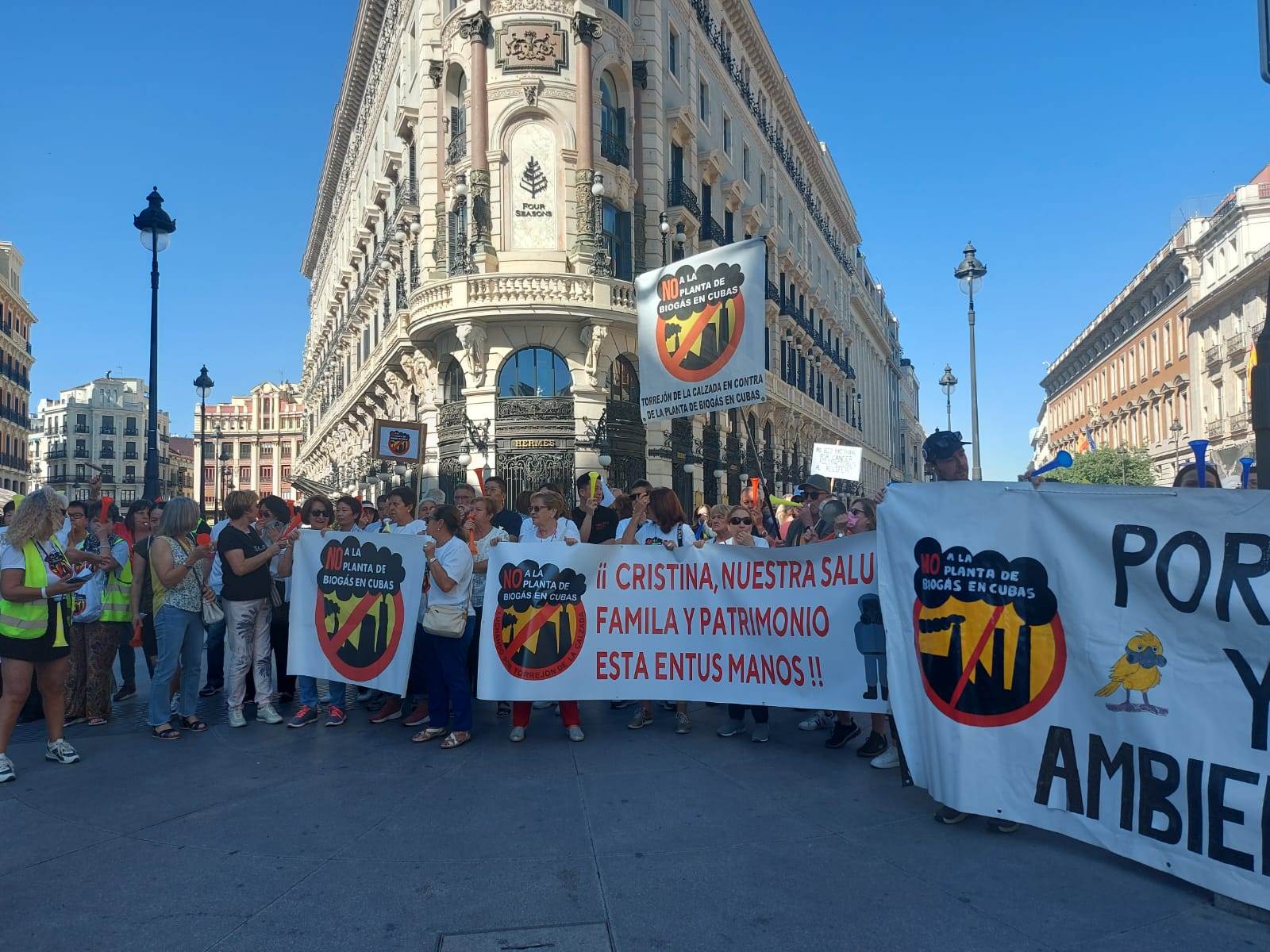 Vecinos de Torrejón de la Calzada se manifiestan frente a la Consejería de Medio Ambiente en contra de la construcción de la planta de biogás de Cubas de la Sagra. 14/06/2024