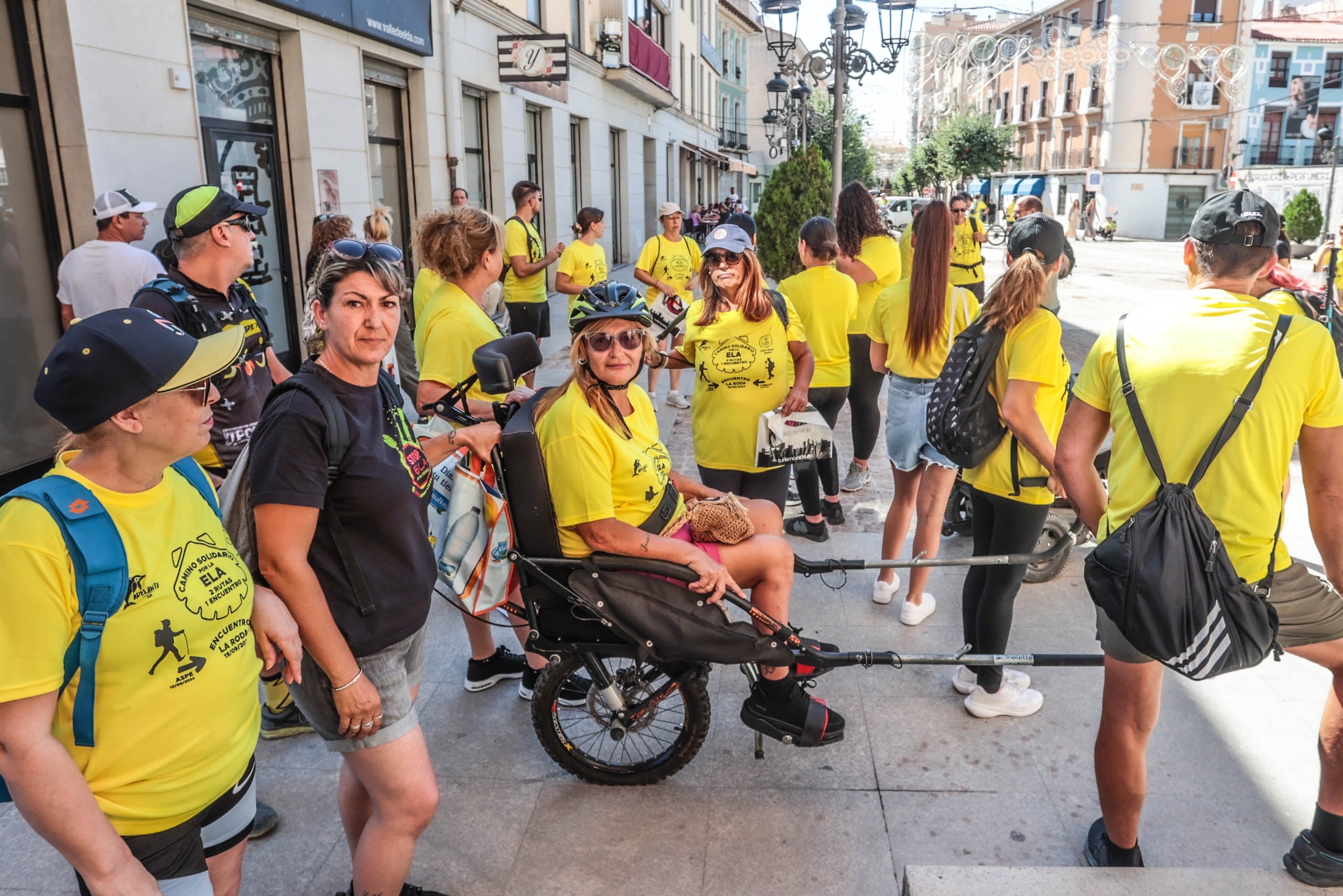 Cati Saborido, mujer eldense con movilidad reducida, realizando la marcha contra la ELA.