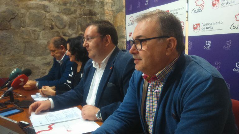 De derecha a izquierda: Alberto Becerril y Marco Antonio Serrano, de Ciudadanos, Belén Carrasco y Felipe Gutierrez, del Partido Popular presentan los detalles de los Presupuestos de 2018