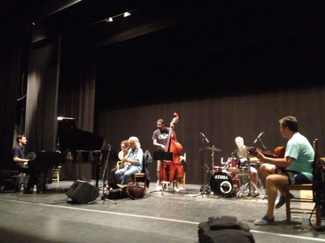 Un momento de los ensayos de &quot;Tributo a John Coltrane&quot; en el teatro Juan Luis Galiardo de San Roque.