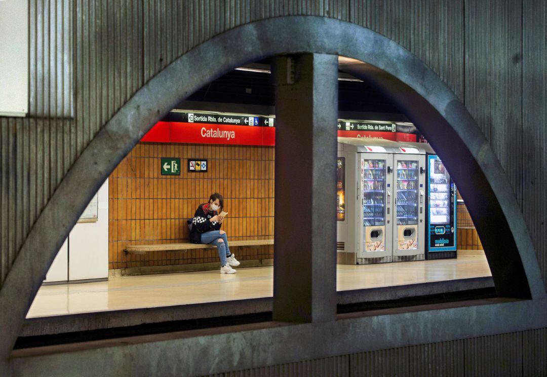 L'estació de metro de Catalunya, vista des de l'andana de Rodalies