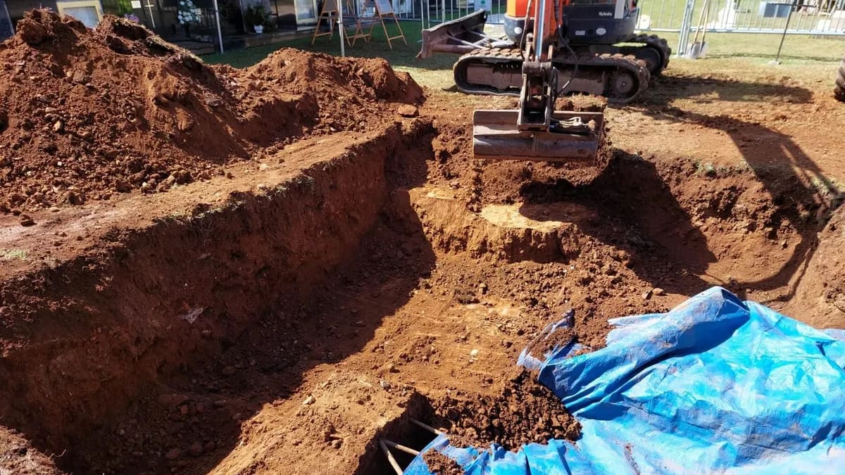 Cuatro cuerpos hallados en el cementerio de Bértoa en la exhumación de los restos de represaliados por el Franquismo