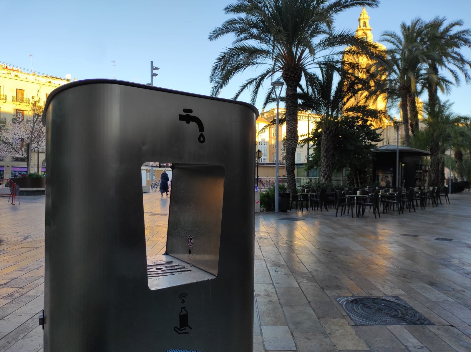 Fuente de agua refrigerada en la plaza de la Reina