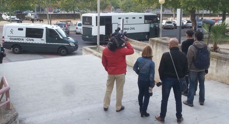 Furgones de la Guardia Civil en la Audiencia Provincial de Madrid