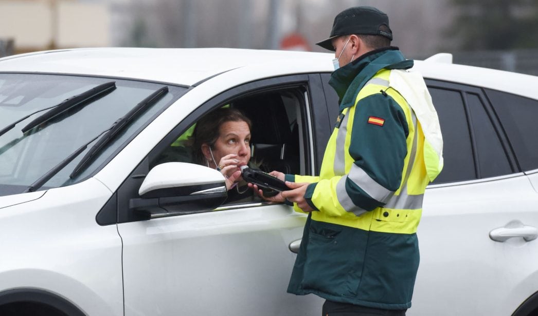 Un agente de la Guardia Civil realizando un control de alcoholemia a una conductora. 