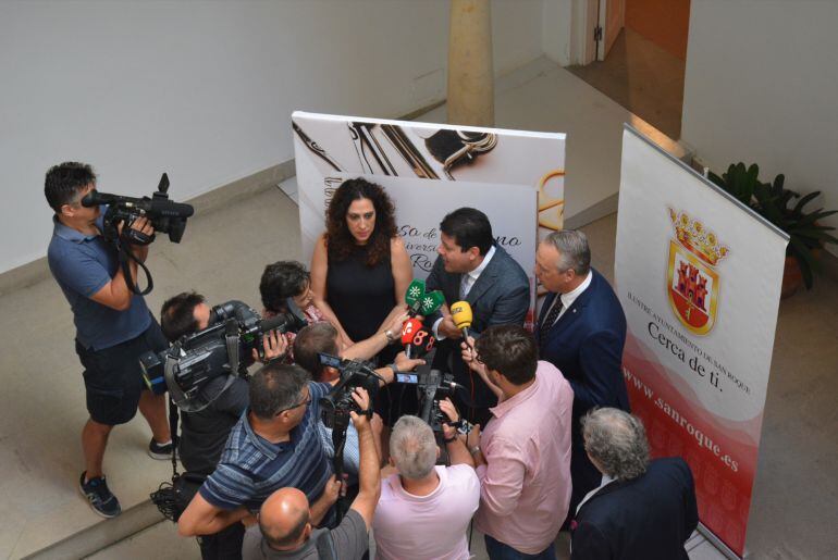 El ministro principal de Gibraltar, Fabian Picardo, atiende a los medios junto al alcalde de San Roque, Juan Carlos Ruiz Boix y la concejal de Cultura Dolores Marchena.