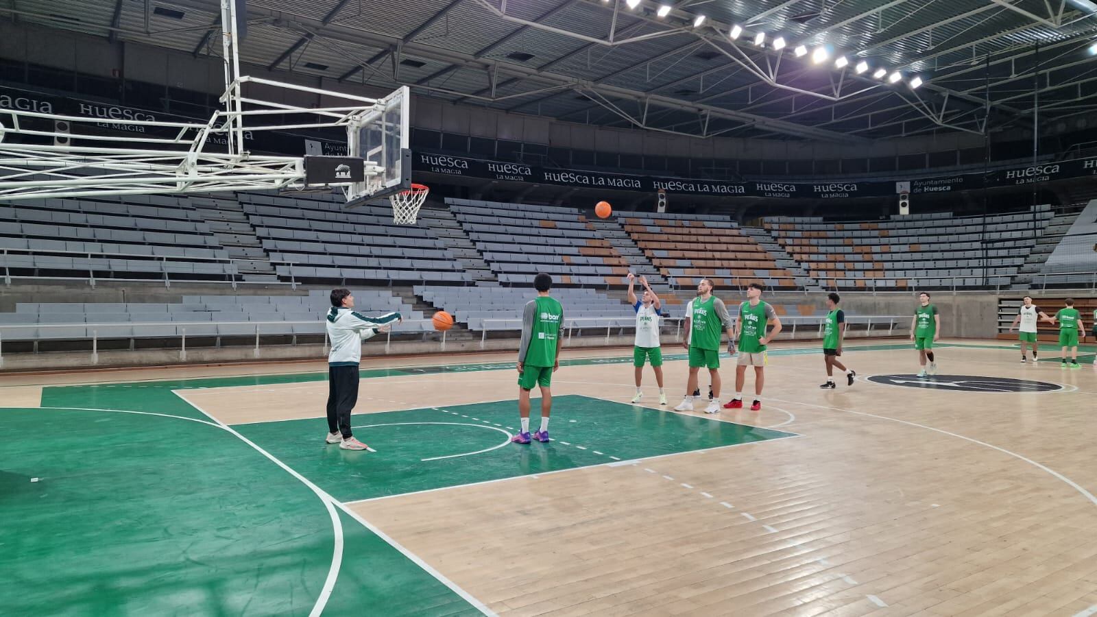 Lobe Huesca la Magia durante un entrenamiento en el Palacio de los Deportes