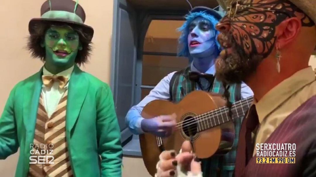 Integrantes de la comparsa &#039;La Canción de la Laguna&#039; cantando una cuarteta de su popurrí