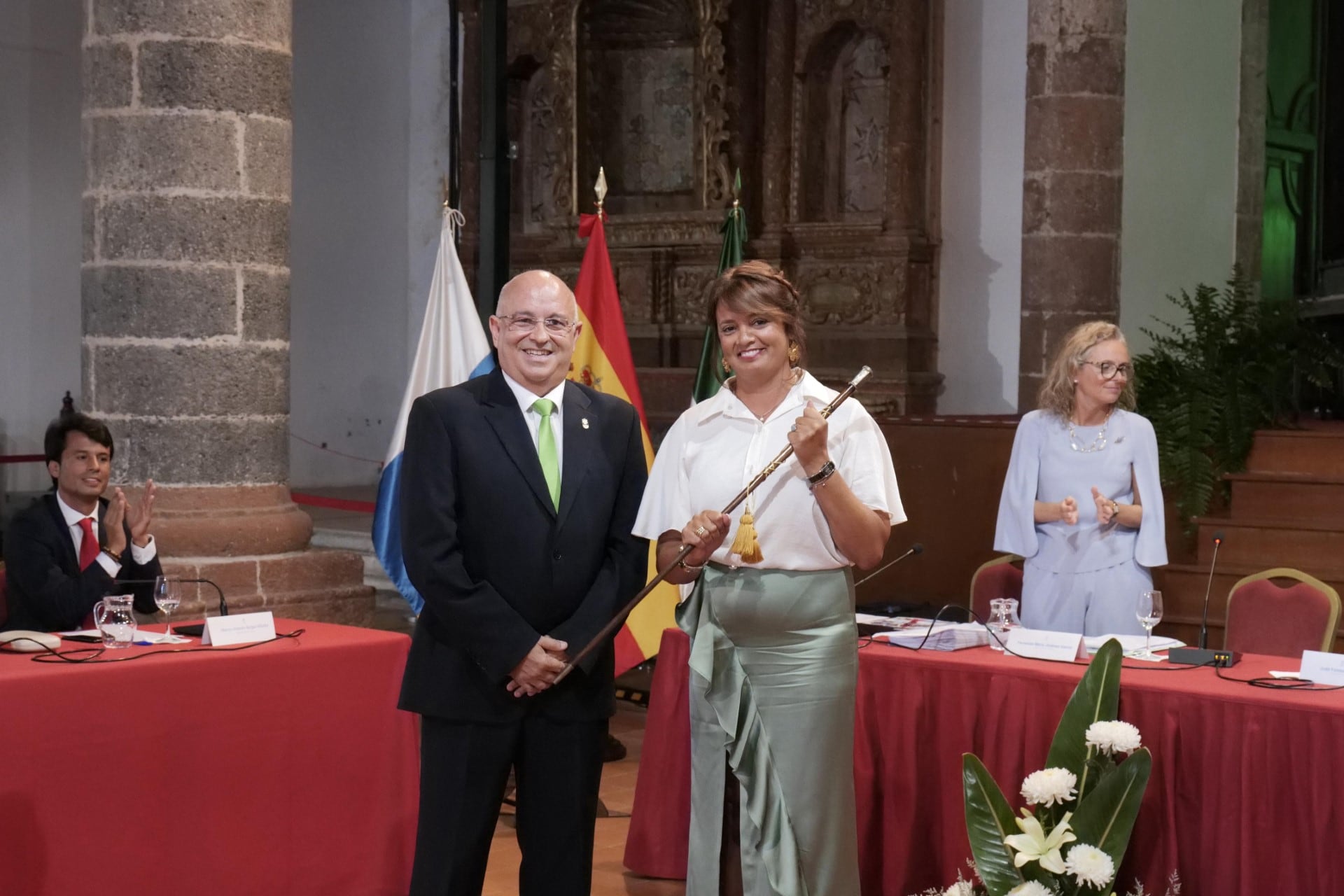 Olivia Duque recibiendo el bastón de mando de manos de Fernando Jiménez, presidente de la Mesa de Edad: