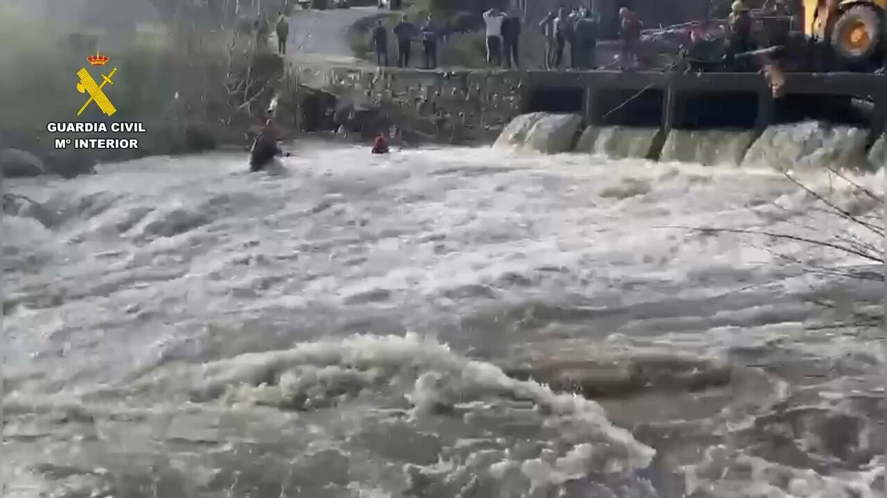Efectivos de la Guardia Civll durante el operativo de rescate en Pujerra (Málaga) este jueves