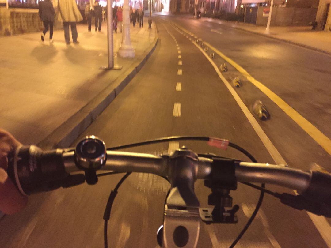 Una persona circula por un carril-bici de Gijón. 