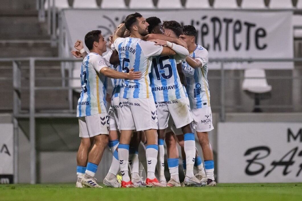 El Málaga celebrando el primero gol del partido conseguido por Roko Baturina