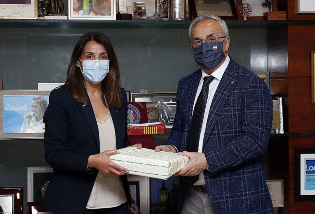 La consellera de Presidència, Meritxell Budó, i el president del COE, Alejandro Blanco